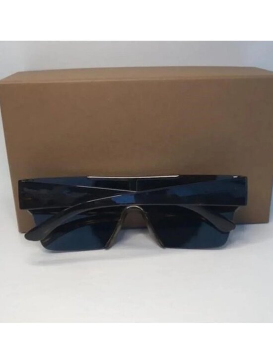 ?- Authentic New BurberryBE4291 - 300287 Oversize  Sunglasses main image 9